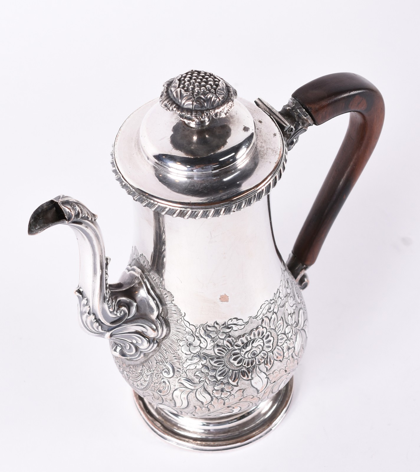 Elegante bule de metal prateado ricamente cinzelado com flores e... - foto 2 de 4