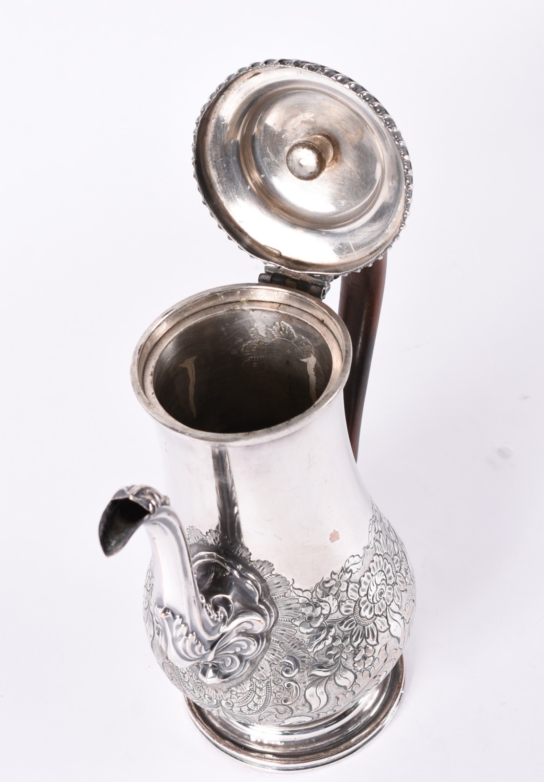 Elegante bule de metal prateado ricamente cinzelado com flores e... - foto 3 de 4