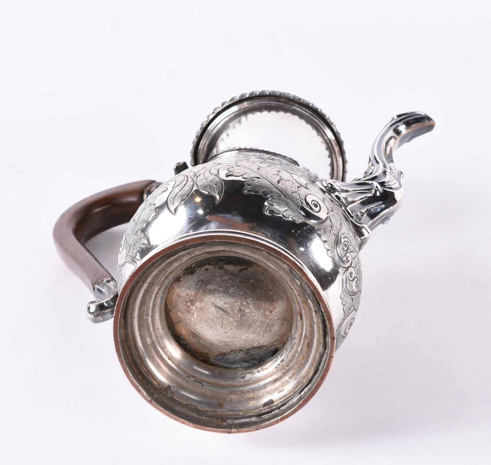 Elegante bule de metal prateado ricamente cinzelado com flores e... - foto 4 de 4