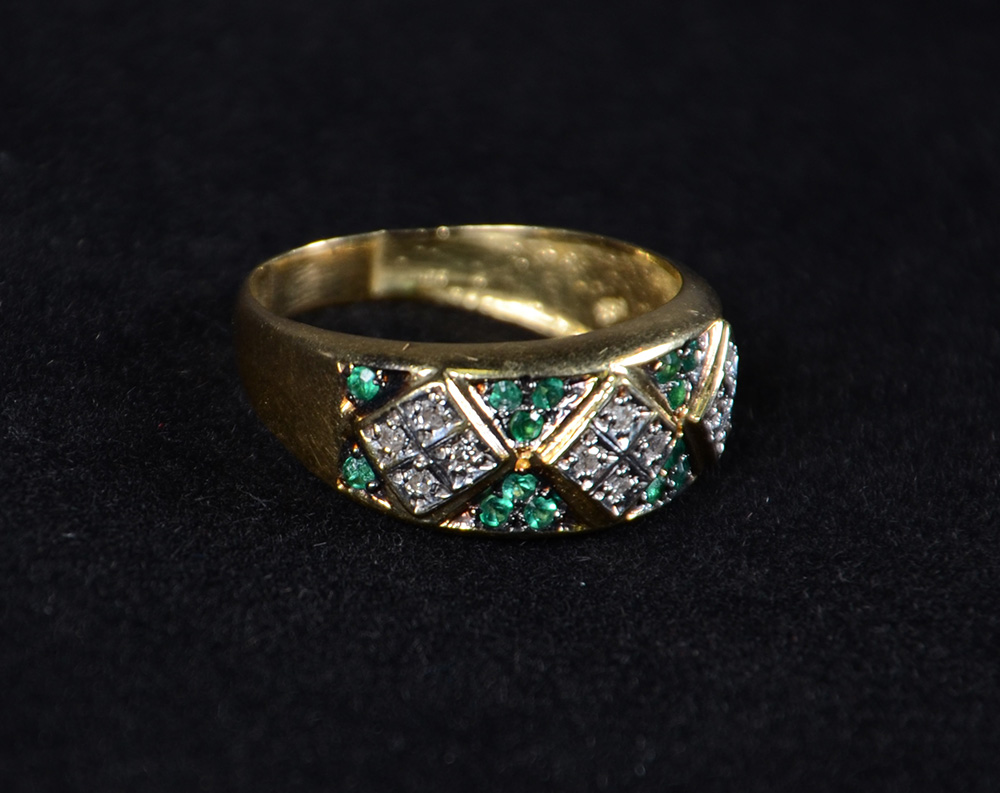 Anel em ouro 18 k com brilhantes e esmeralda. Peso Total: 6 g - aro 25 - foto 1 de 2