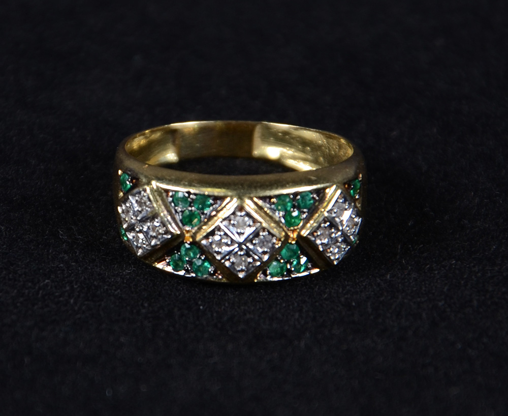 Anel em ouro 18 k com brilhantes e esmeralda. Peso Total: 6 g - aro 25 - foto 2 de 2