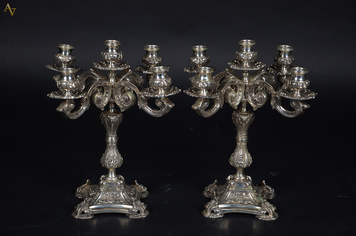 Par de candelabros de prata contrastada, para 5 velas cada...