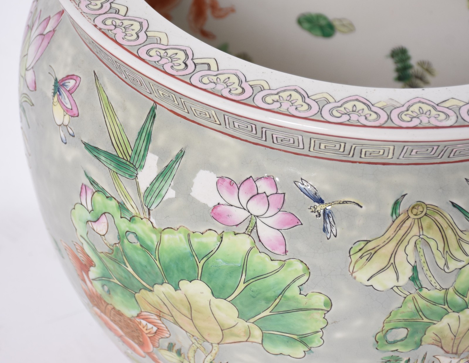 Aquário de porcelana oriental policromada, parte interna com figuras... - foto 4 de 7