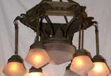Lustre de metal fetio sextavado, decorado com á... - Lustre de metal fetio sextavado, decorado com águias estilizadas, 6 mangas de vidro fosco lapidado e 1 central redonda.