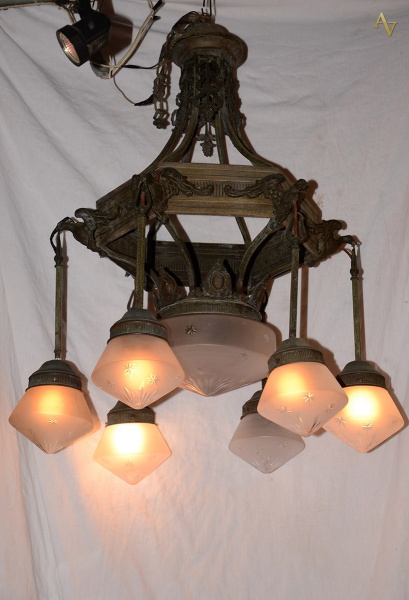 Lustre de metal fetio sextavado, decorado com águias estilizadas, 6...