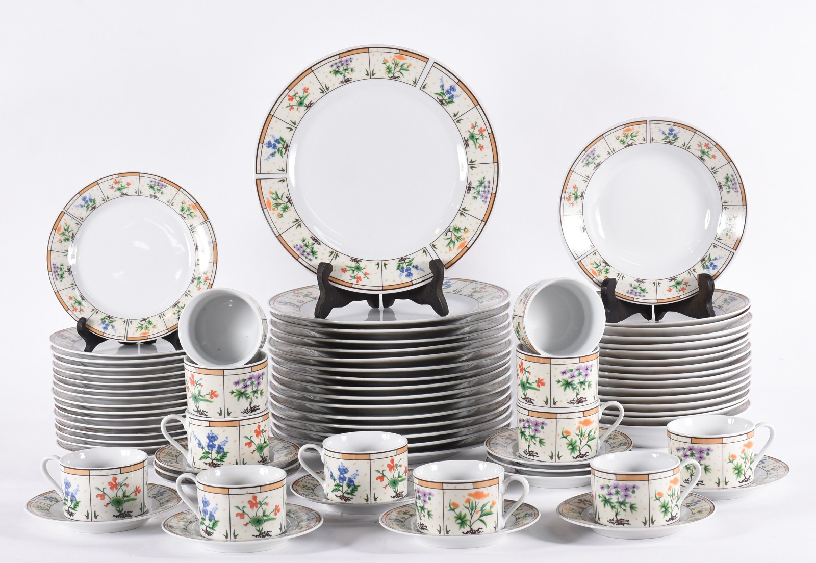 Serviço de jantar de porcelana Mont D'oro composto de: 16 pratos... - foto 1 de 4