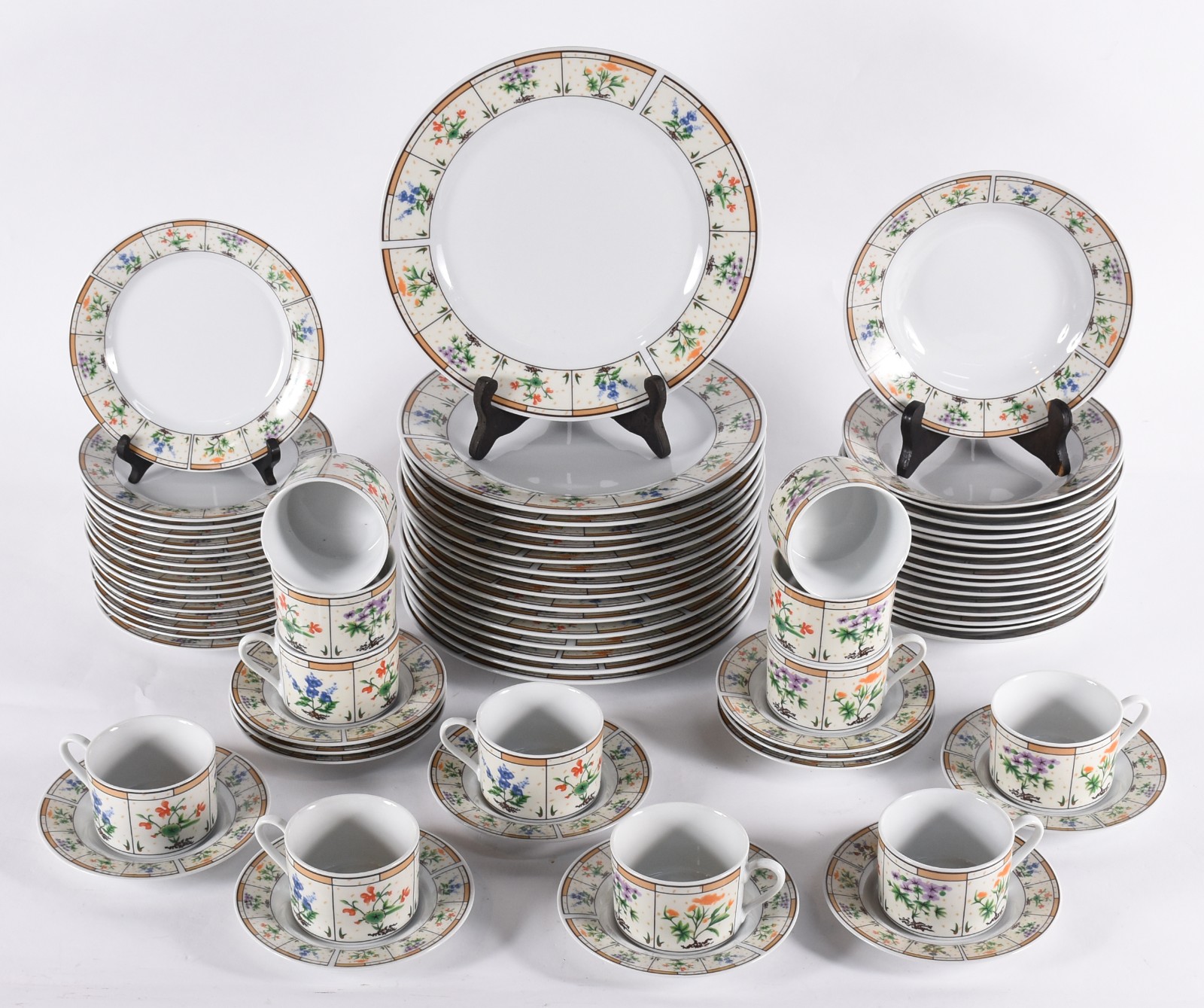Serviço de jantar de porcelana Mont D'oro composto de: 16 pratos... - foto 2 de 4