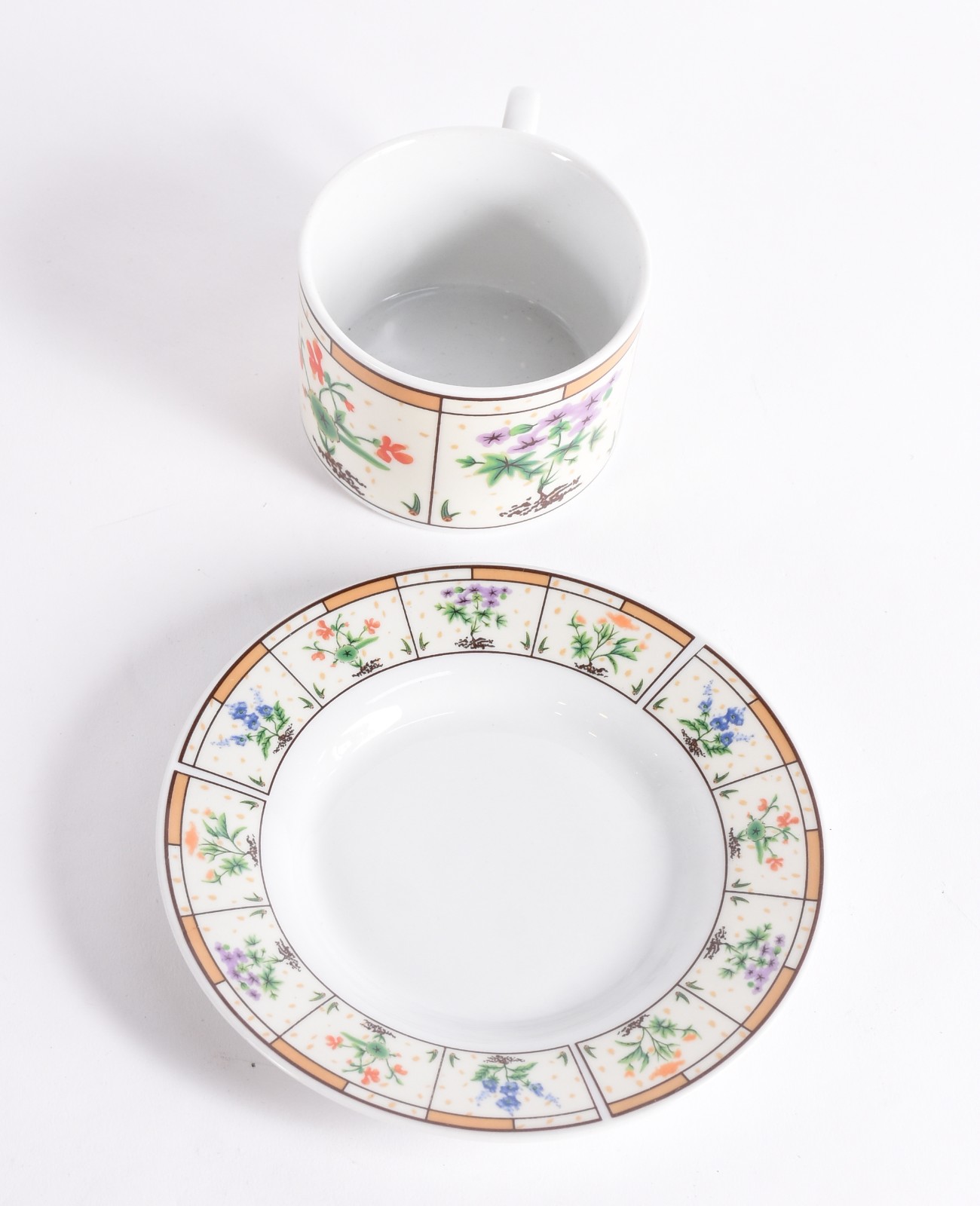 Serviço de jantar de porcelana Mont D'oro composto de: 16 pratos... - foto 3 de 4