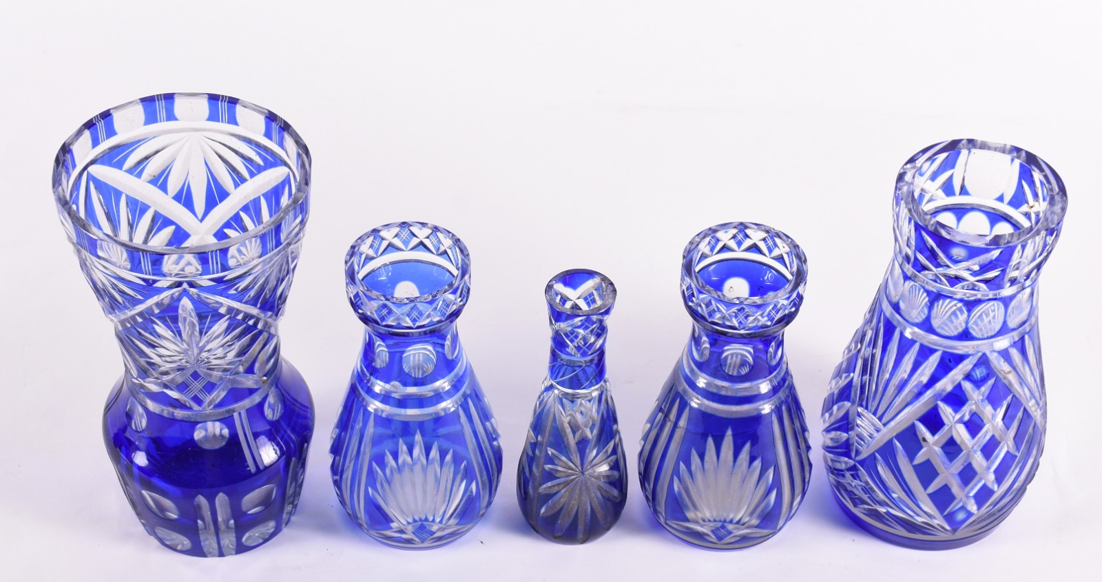 Cinco vasos em demi cristal doublé azul lapidado. - foto 2 de 6