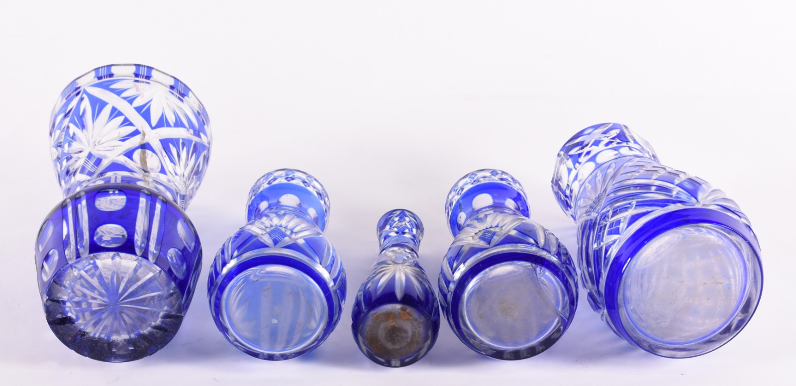 Cinco vasos em demi cristal doublé azul lapidado. - foto 3 de 6
