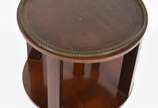 Mesa auxiliar de madeira nobre, dita "book tabl... - Mesa auxiliar de madeira nobre, dita "book table", cercadura de metal "gradinha", giratória e sobre rodízios. Estilo ingles.