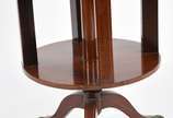 Mesa auxiliar de madeira nobre, dita "book tabl... - Mesa auxiliar de madeira nobre, dita "book table", cercadura de metal "gradinha", giratória e sobre rodízios. Estilo ingles.