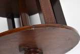 Mesa auxiliar de madeira nobre, dita "book tabl... - Mesa auxiliar de madeira nobre, dita "book table", cercadura de metal "gradinha", giratória e sobre rodízios. Estilo ingles.