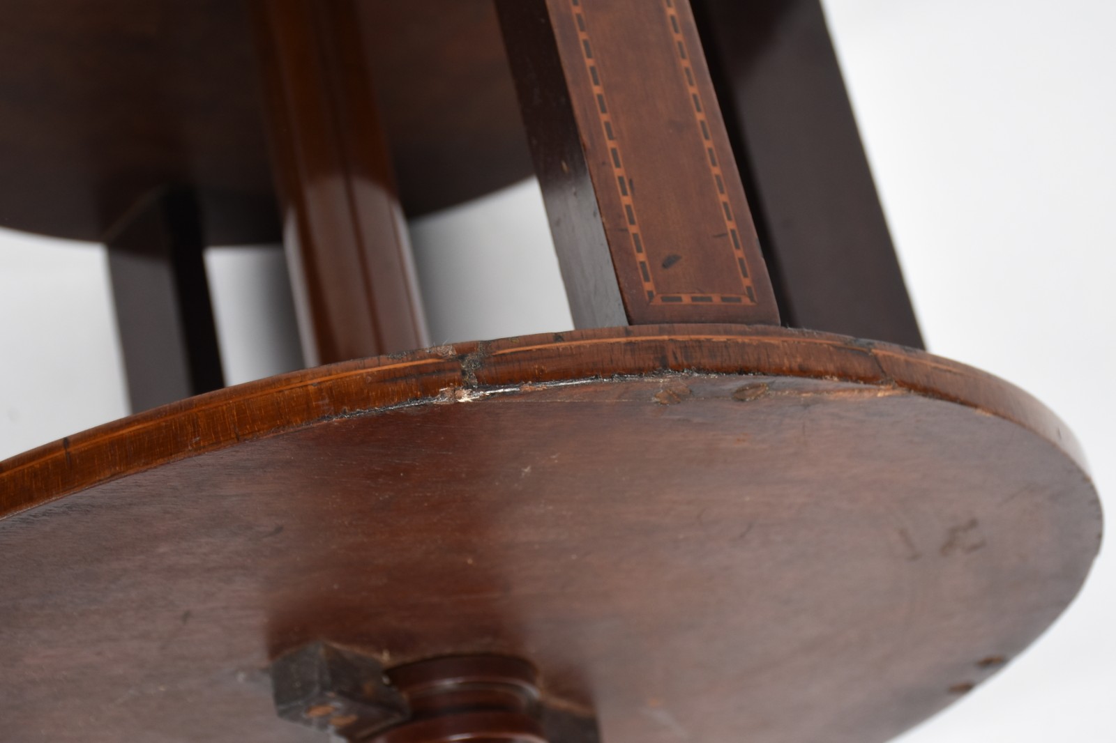 Mesa auxiliar de madeira nobre, dita "book table", cercadura de metal... - foto 5 de 6