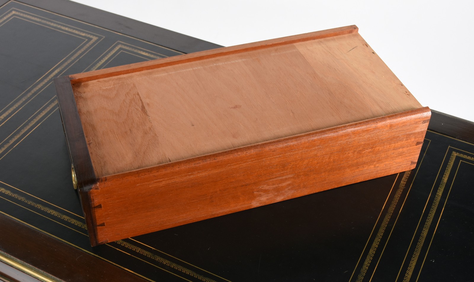 Mesa de escritório de madeira nobre com 3 gavetas, , detalhes em... - foto 5 de 7