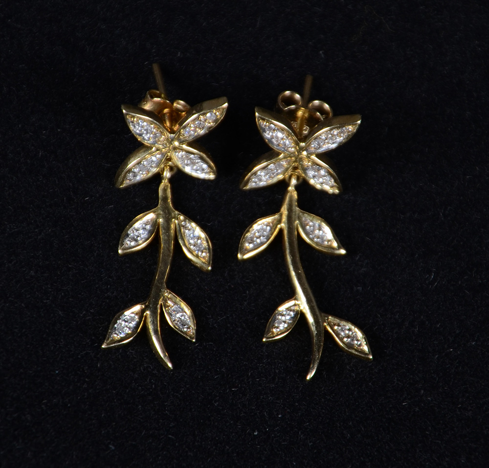 Par de brincos em ouro 18 k com brilhantes. Peso Total: 4,6 g