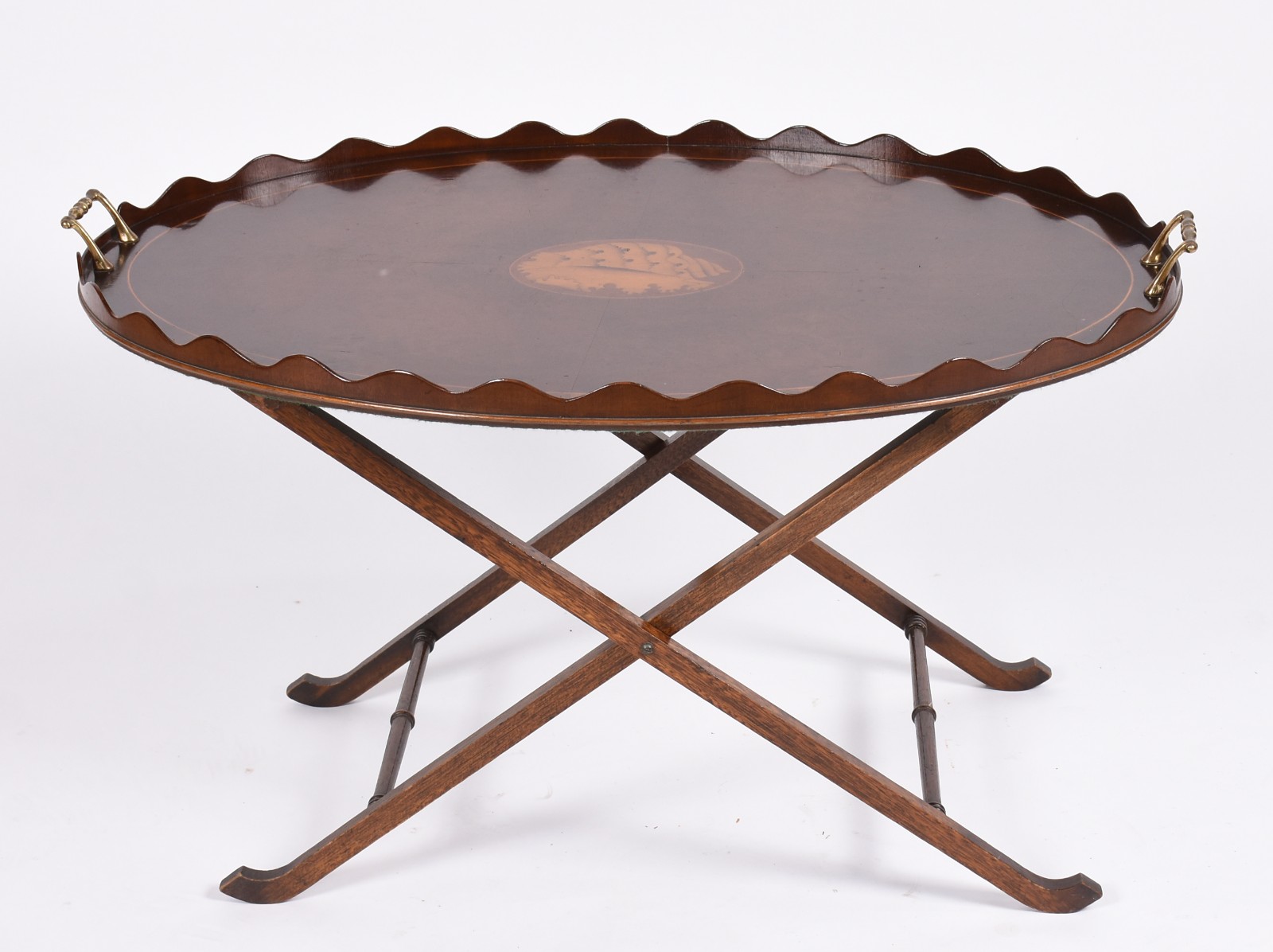 Mesa de madeira nobre, tampo oval com borda em gomos, alças de metal... - foto 1 de 5