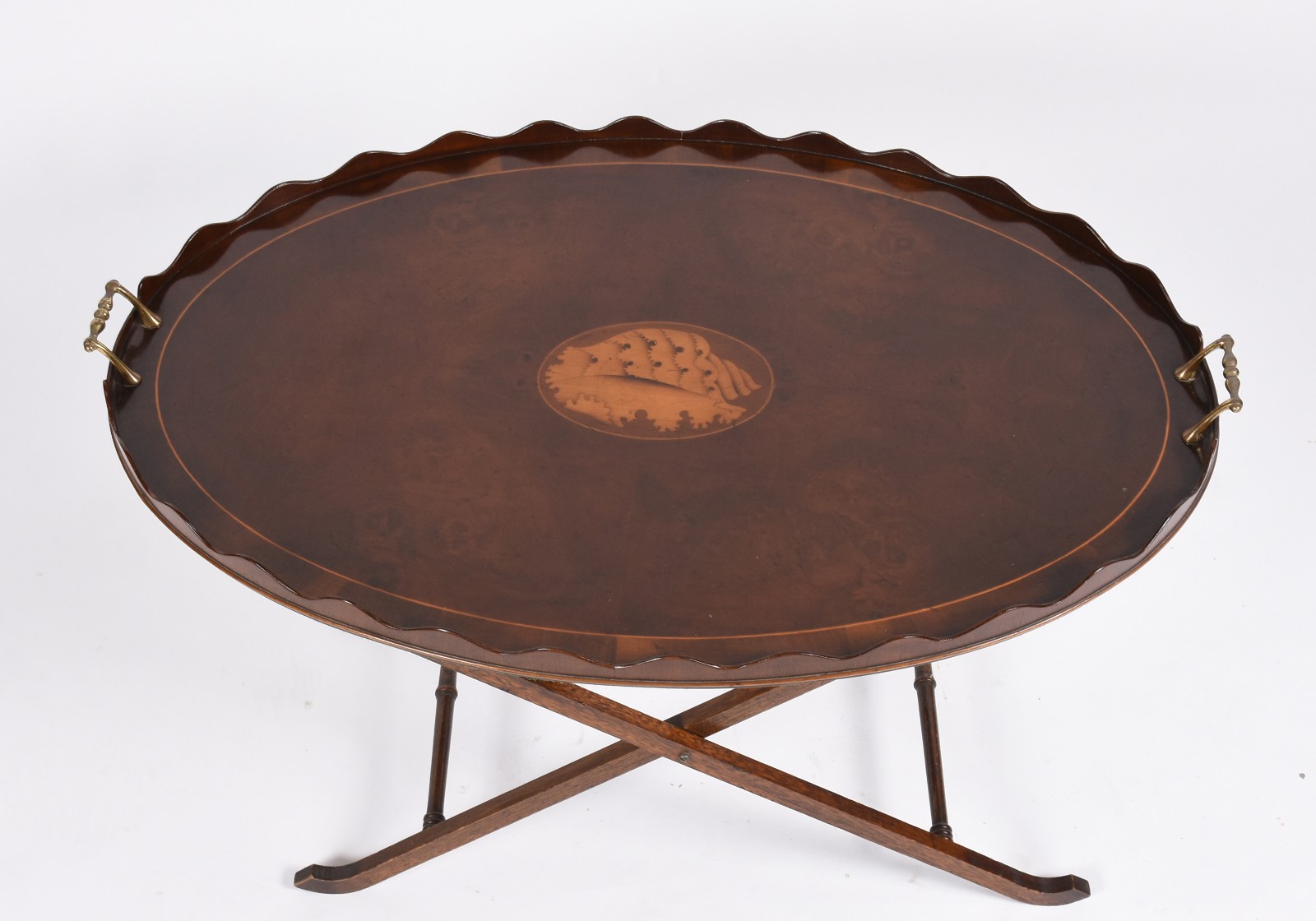 Mesa de madeira nobre, tampo oval com borda em gomos, alças de metal... - foto 2 de 5