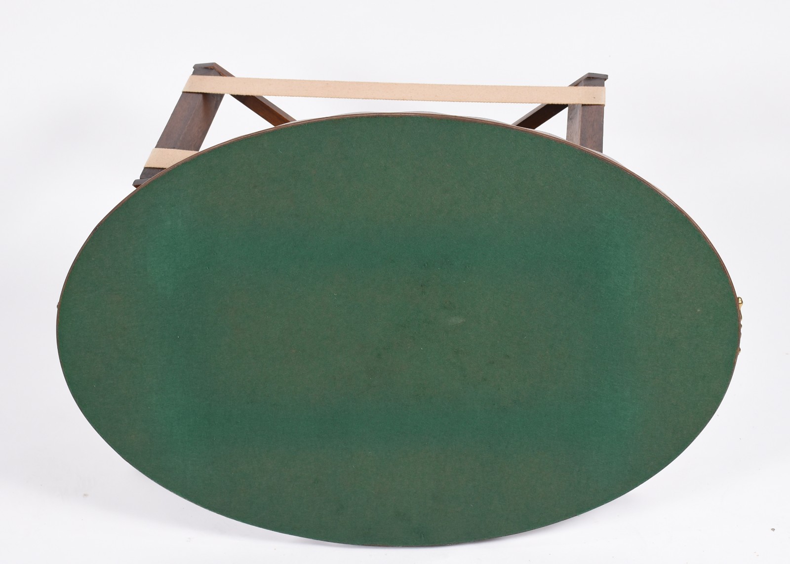 Mesa de madeira nobre, tampo oval com borda em gomos, alças de metal... - foto 4 de 5