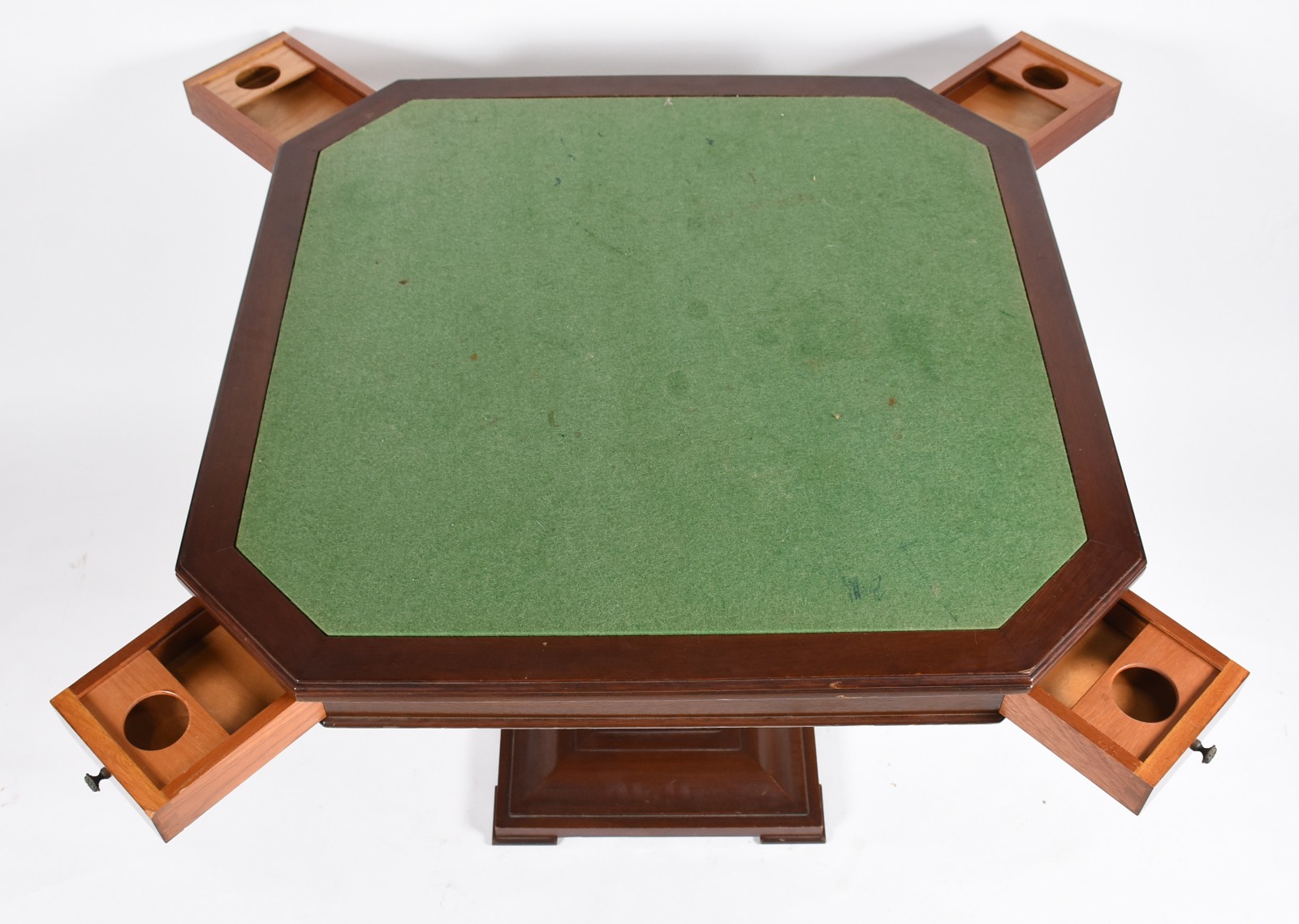 Mesa de jogo de madeira nobre, tampo articulado com "miolo"... - foto 3 de 10