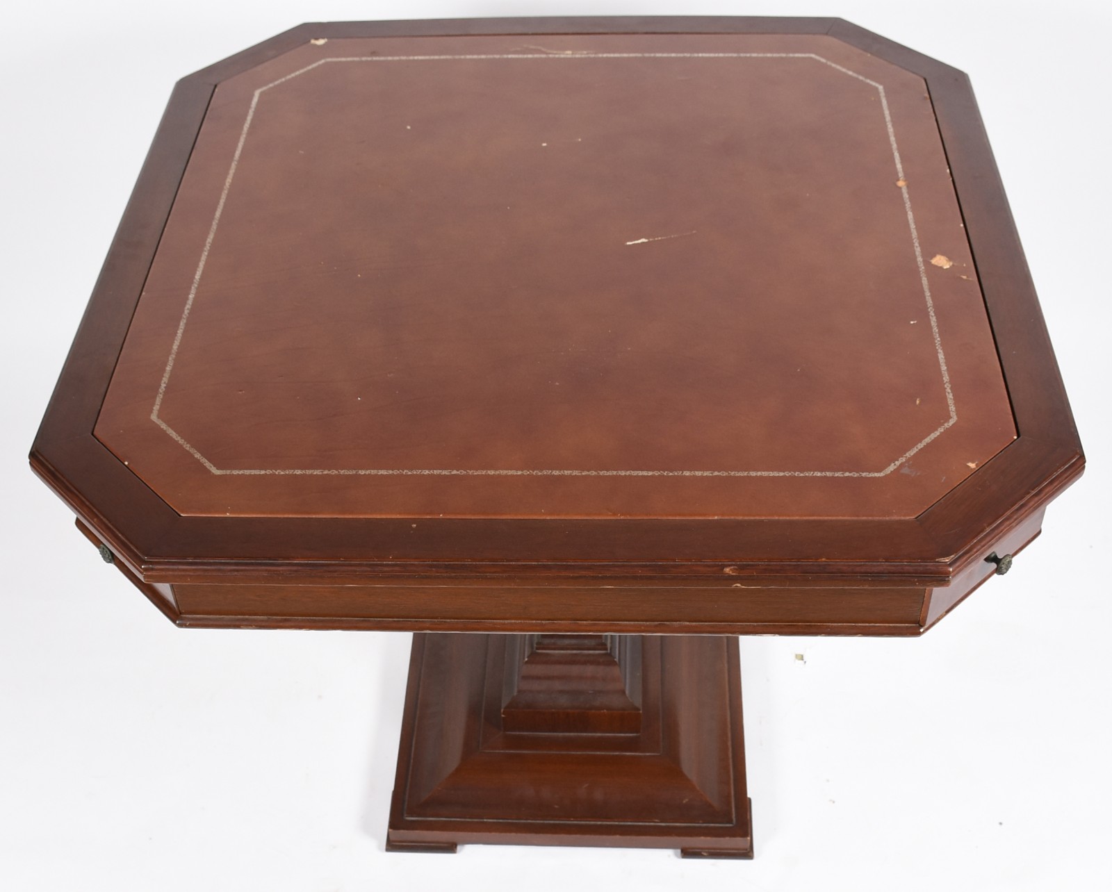 Mesa de jogo de madeira nobre, tampo articulado com "miolo"... - foto 6 de 10