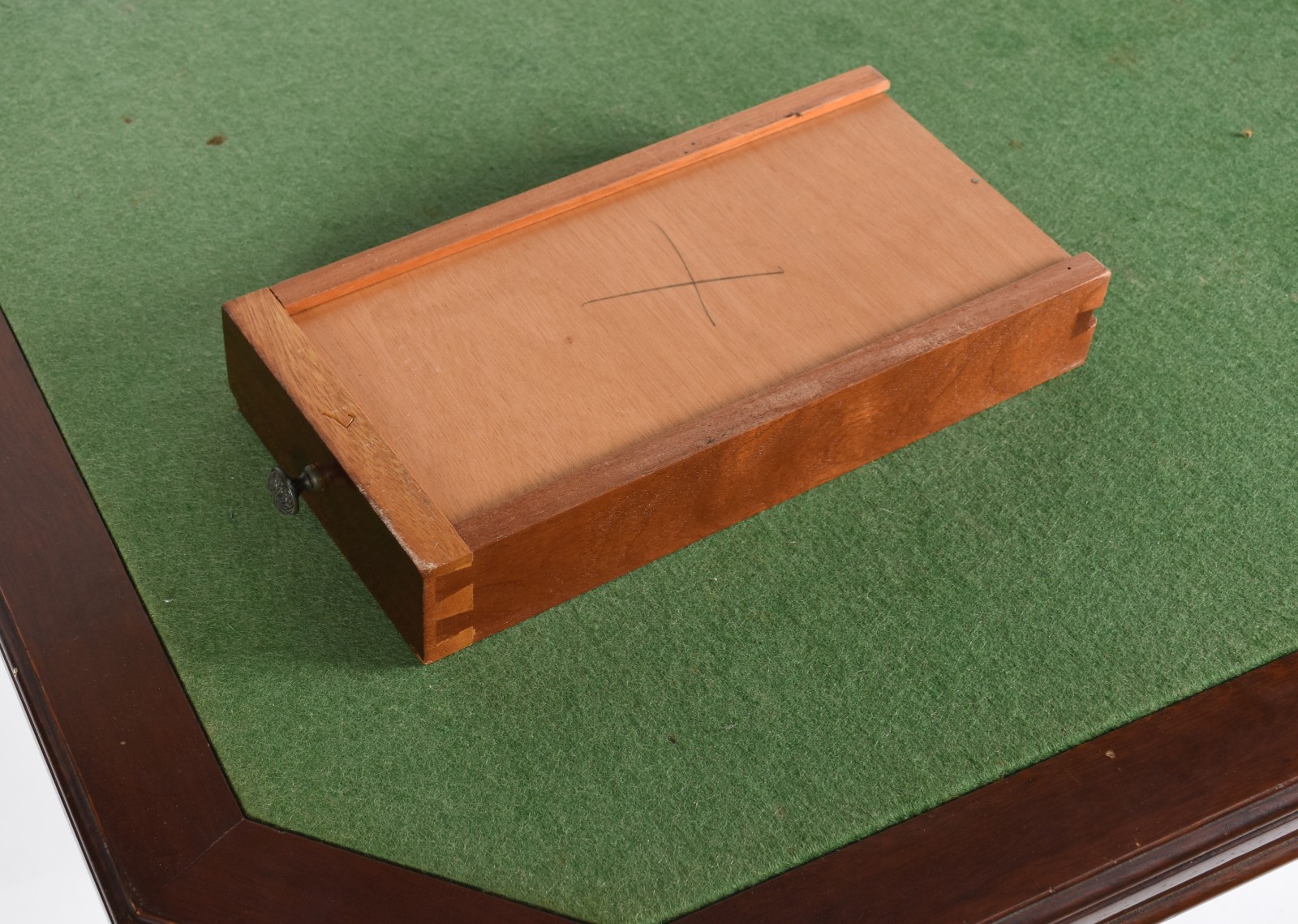 Mesa de jogo de madeira nobre, tampo articulado com "miolo"... - foto 7 de 10