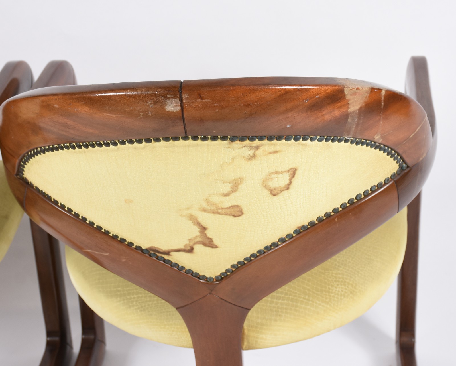 Mesa de jogo de madeira nobre, tampo articulado com "miolo"... - foto 10 de 10