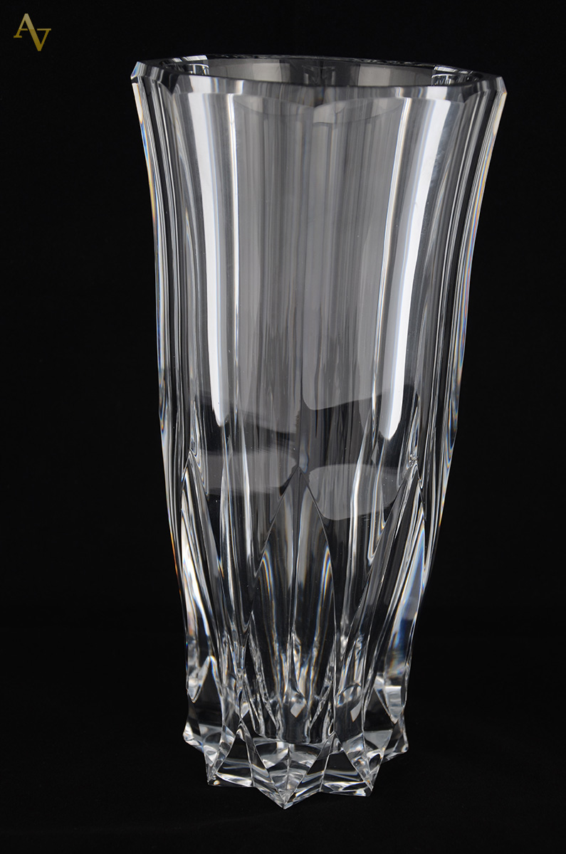 Vaso em grosso cristal europeu facetado. Altura: 34 cm. Diâmetro: 15...