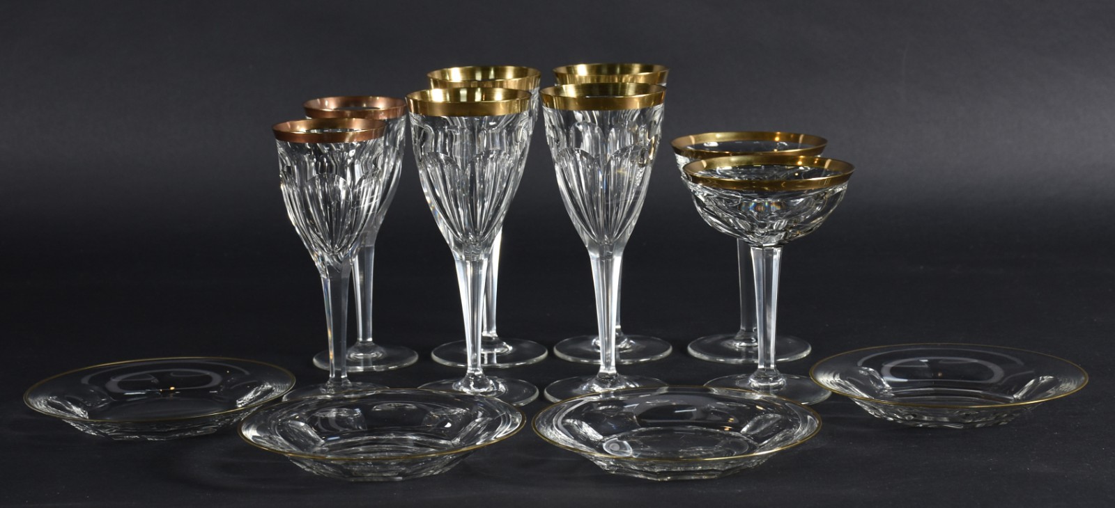 Doze peças de cristal, sendo: 8 taças e 4 pratos de cristal facetado... - foto 4 de 5