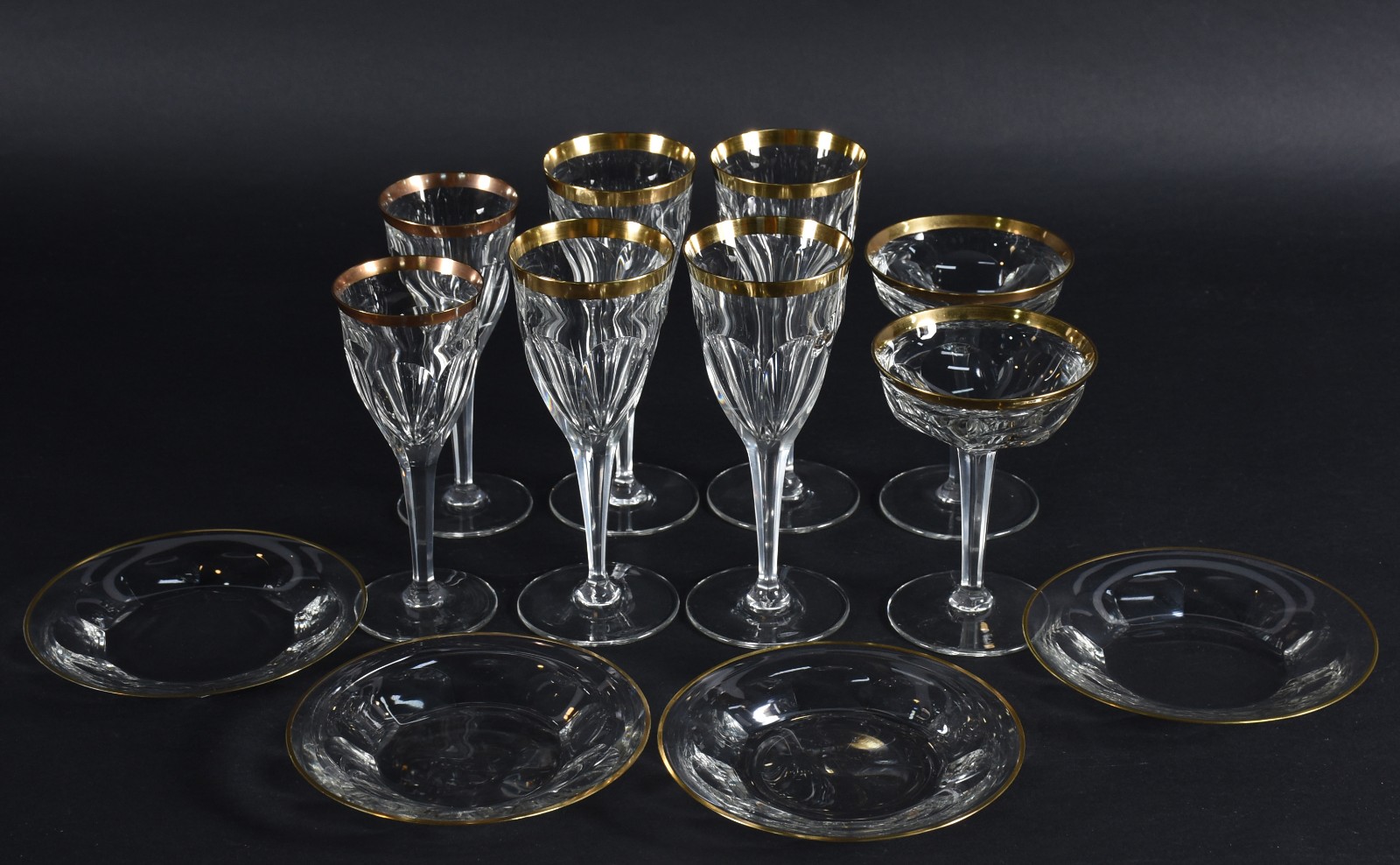 Doze peças de cristal, sendo: 8 taças e 4 pratos de cristal facetado... - foto 1 de 5