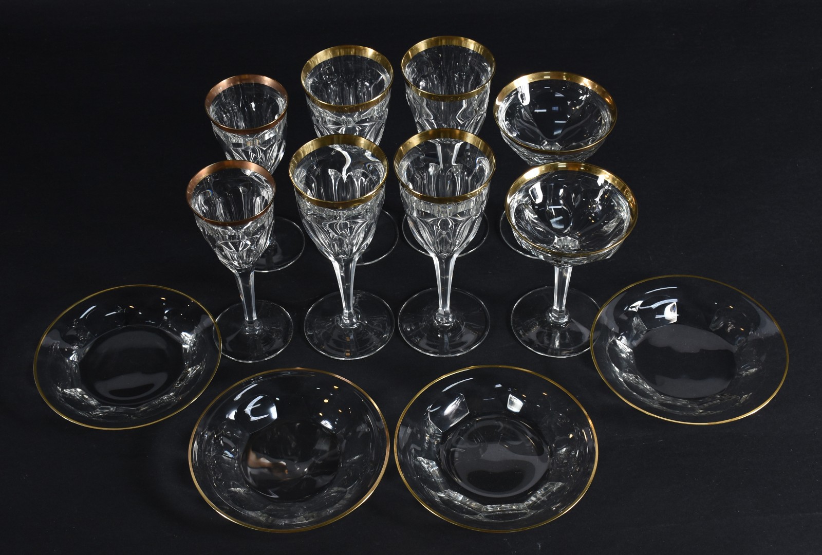 Doze peças de cristal, sendo: 8 taças e 4 pratos de cristal facetado... - foto 3 de 5