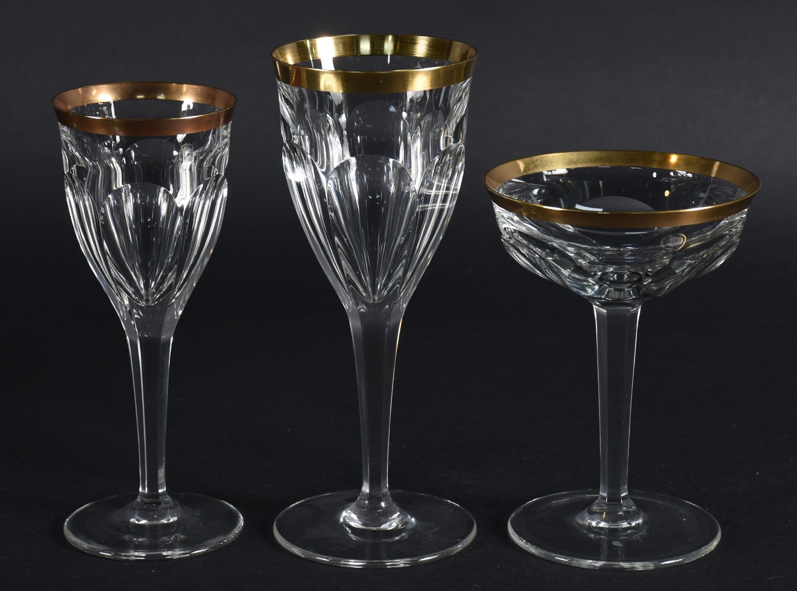 Doze peças de cristal, sendo: 8 taças e 4 pratos de cristal facetado... - foto 2 de 5