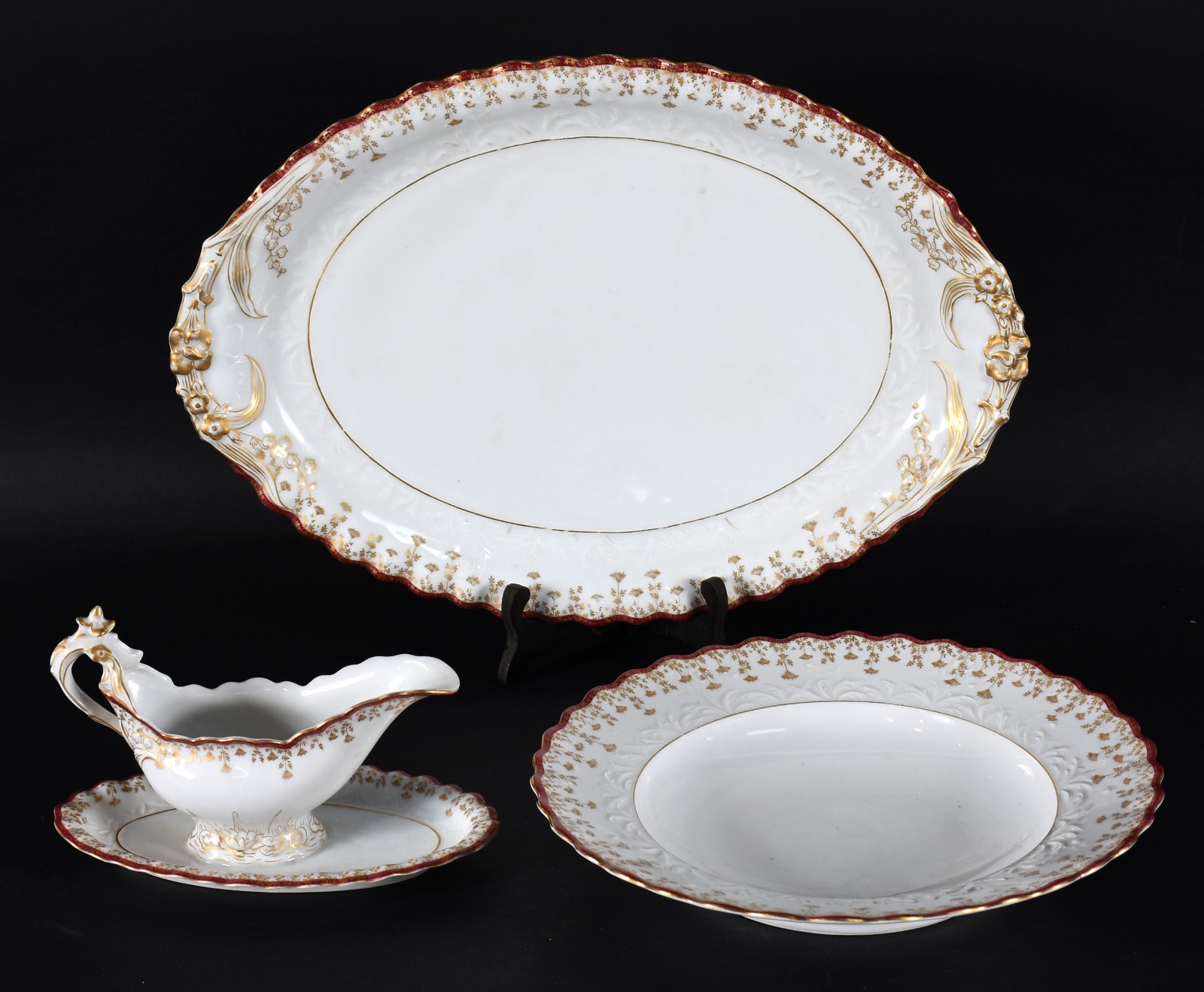 Três elegantes peças de porcelana francesa na cor branca, bordas... - foto 1 de 6