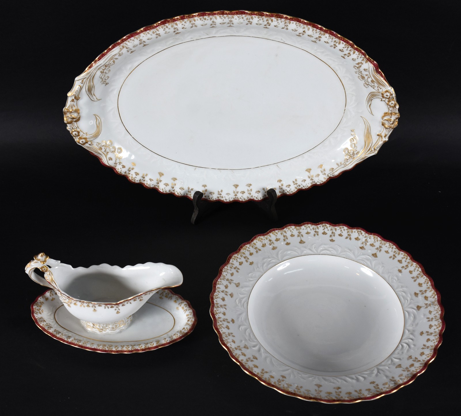 Três elegantes peças de porcelana francesa na cor branca, bordas... - foto 2 de 6