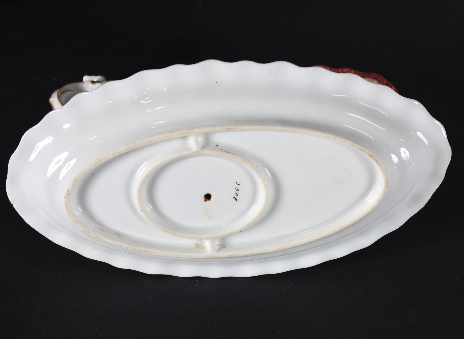 Três elegantes peças de porcelana francesa na cor branca, bordas... - foto 4 de 6