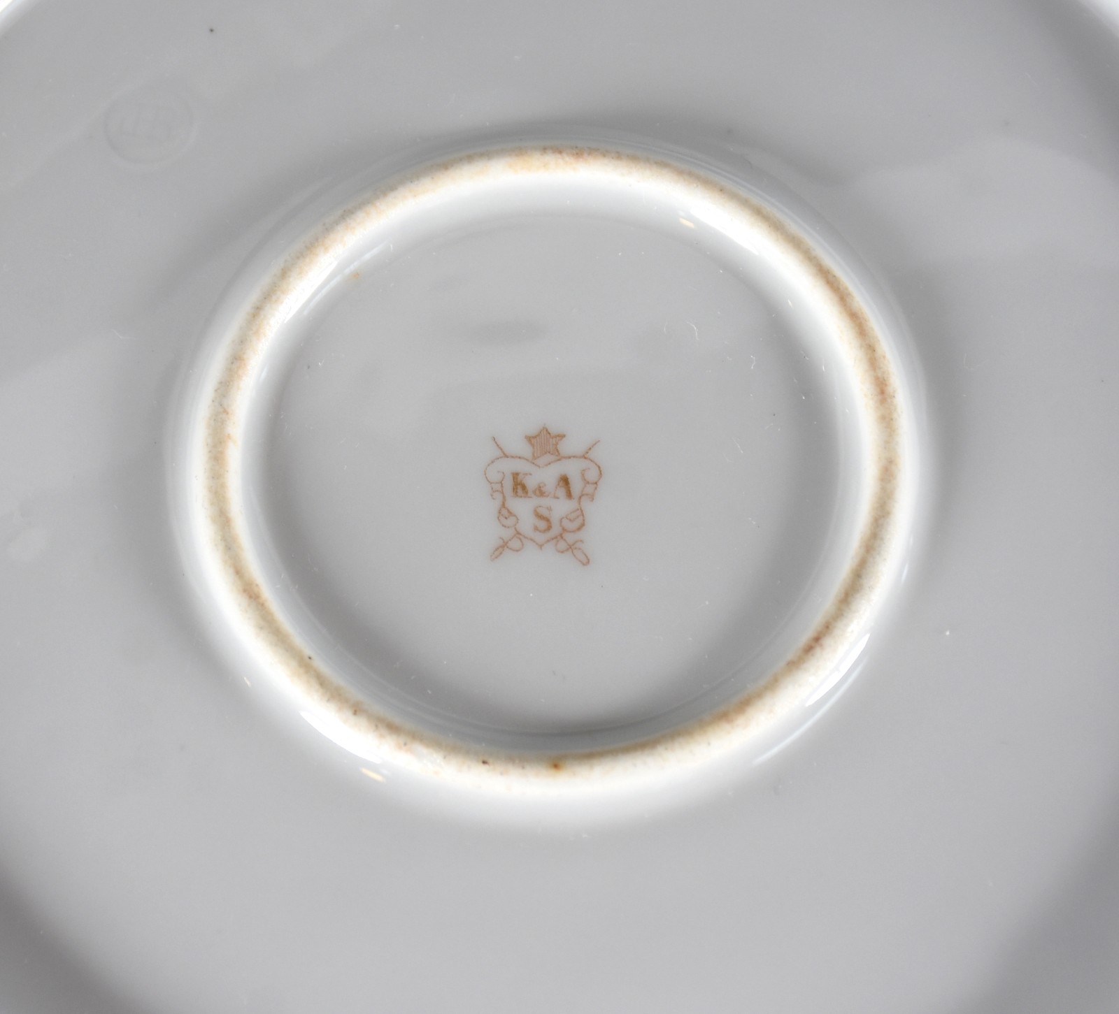 Três elegantes peças de porcelana francesa na cor branca, bordas... - foto 5 de 6