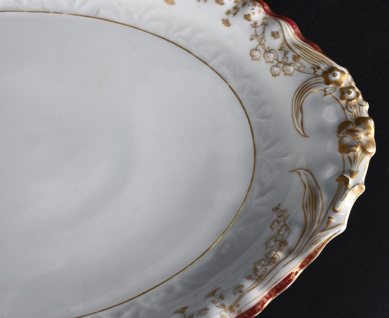 Três elegantes peças de porcelana francesa na cor branca, bordas... - foto 6 de 6