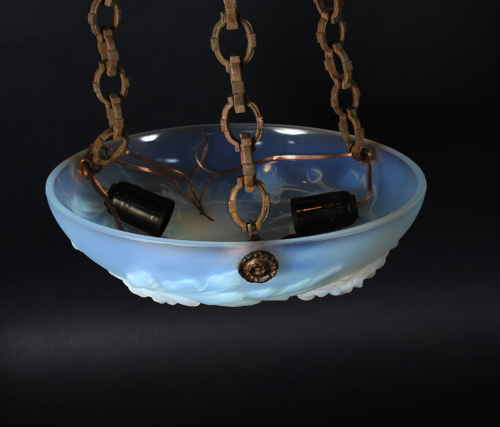 Lustre frances em vidro opalescente com flores em relevo, correntes... - foto 3 de 5