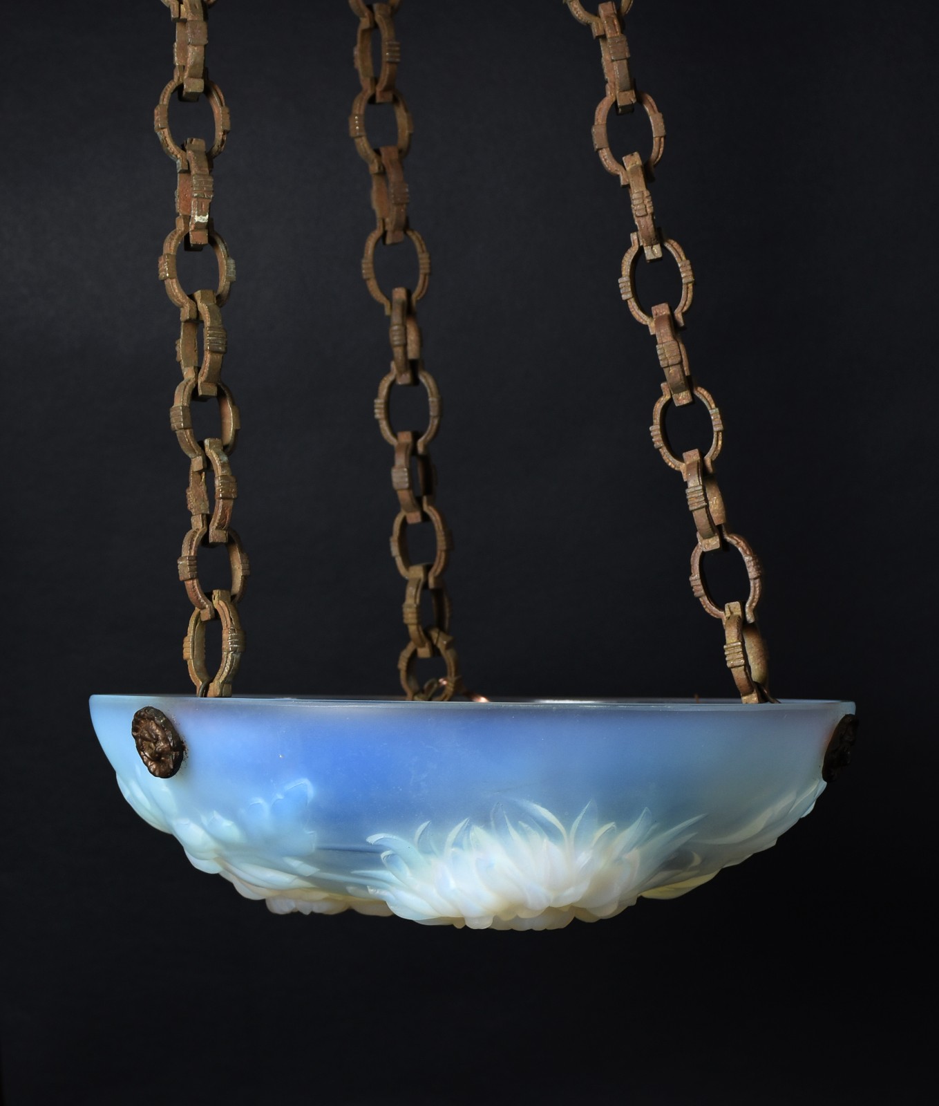 Lustre frances em vidro opalescente com flores em relevo, correntes... - foto 4 de 5