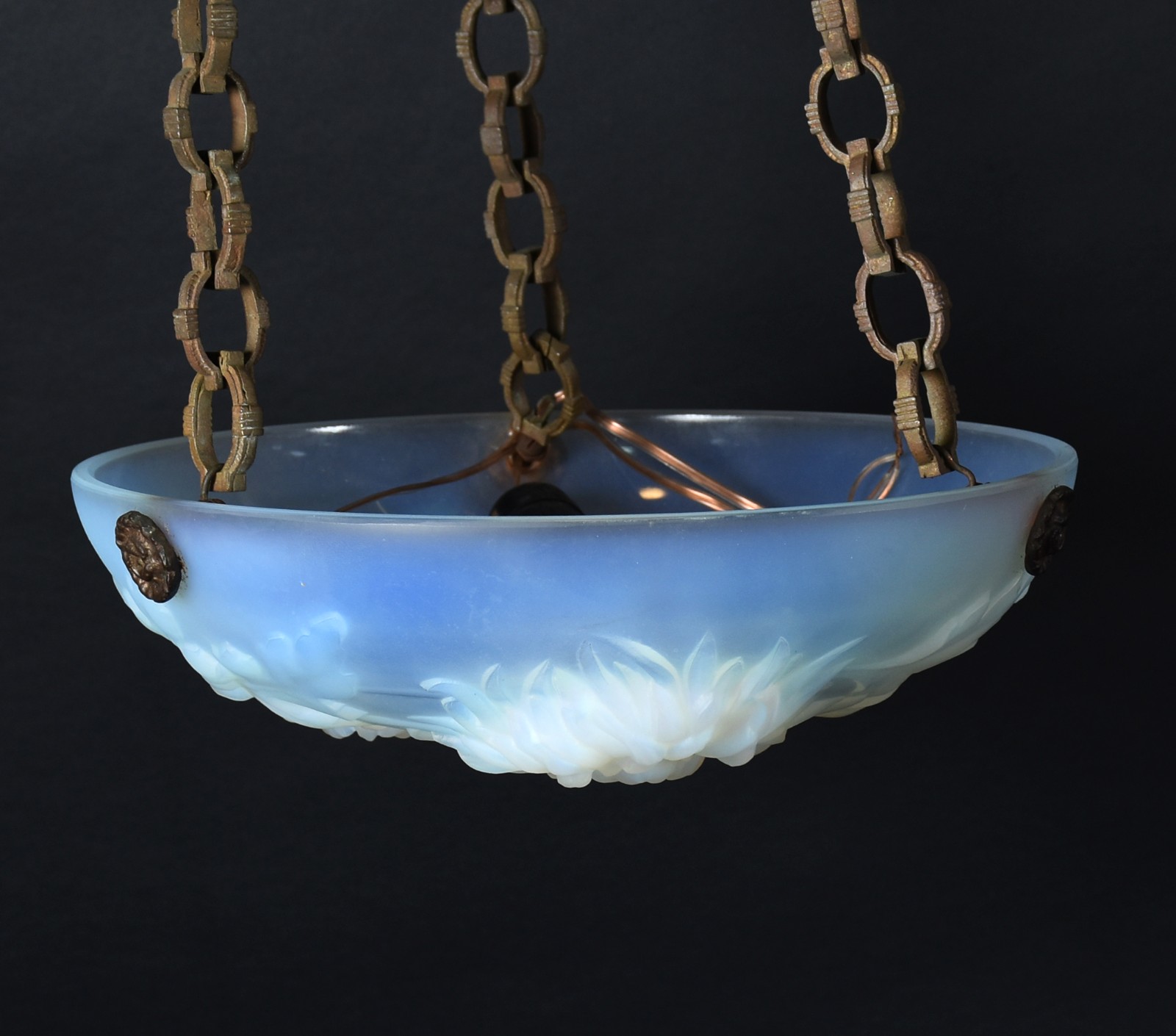 Lustre frances em vidro opalescente com flores em relevo, correntes... - foto 2 de 5