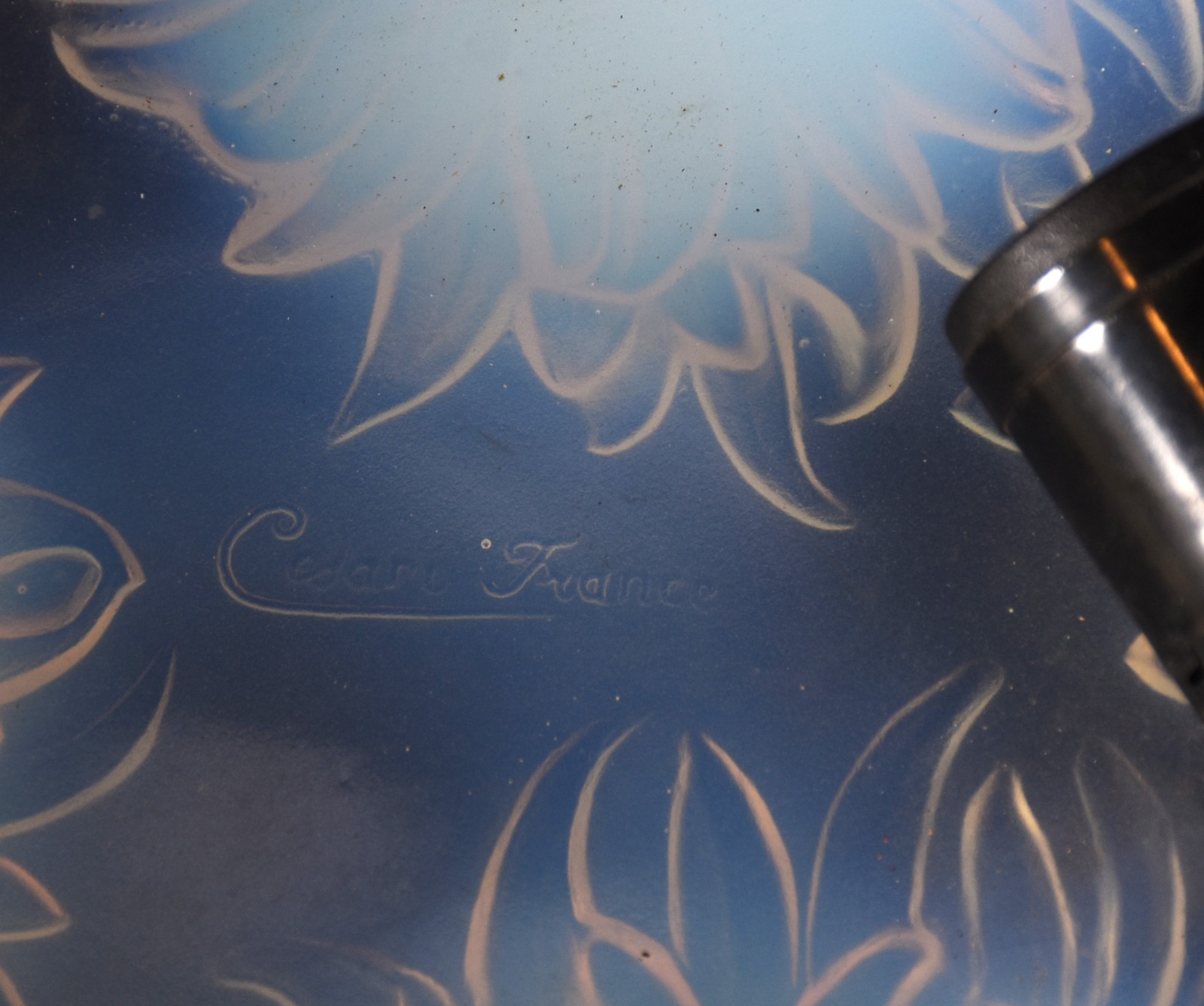 Lustre frances em vidro opalescente com flores em relevo, correntes... - foto 5 de 5