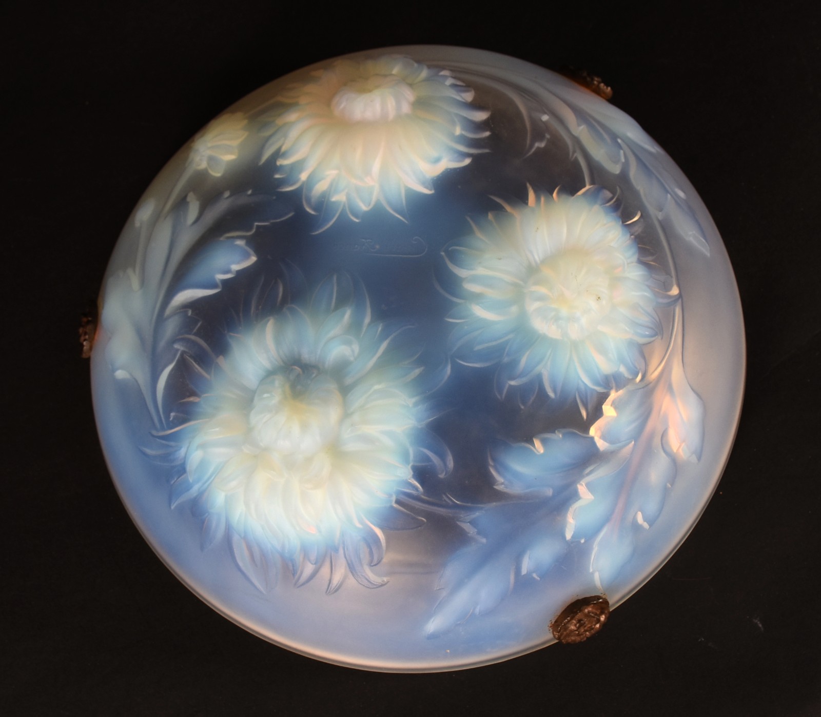 Lustre frances em vidro opalescente com flores em relevo, correntes... - foto 1 de 5