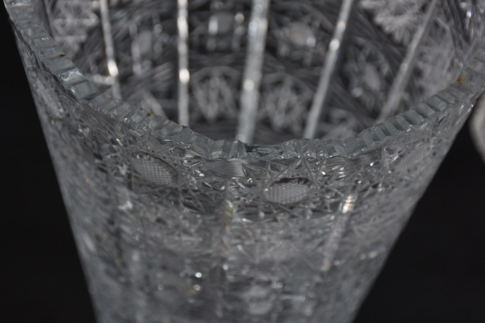 Dois vasos de cristal tcheco lapidado. - foto 4 de 5