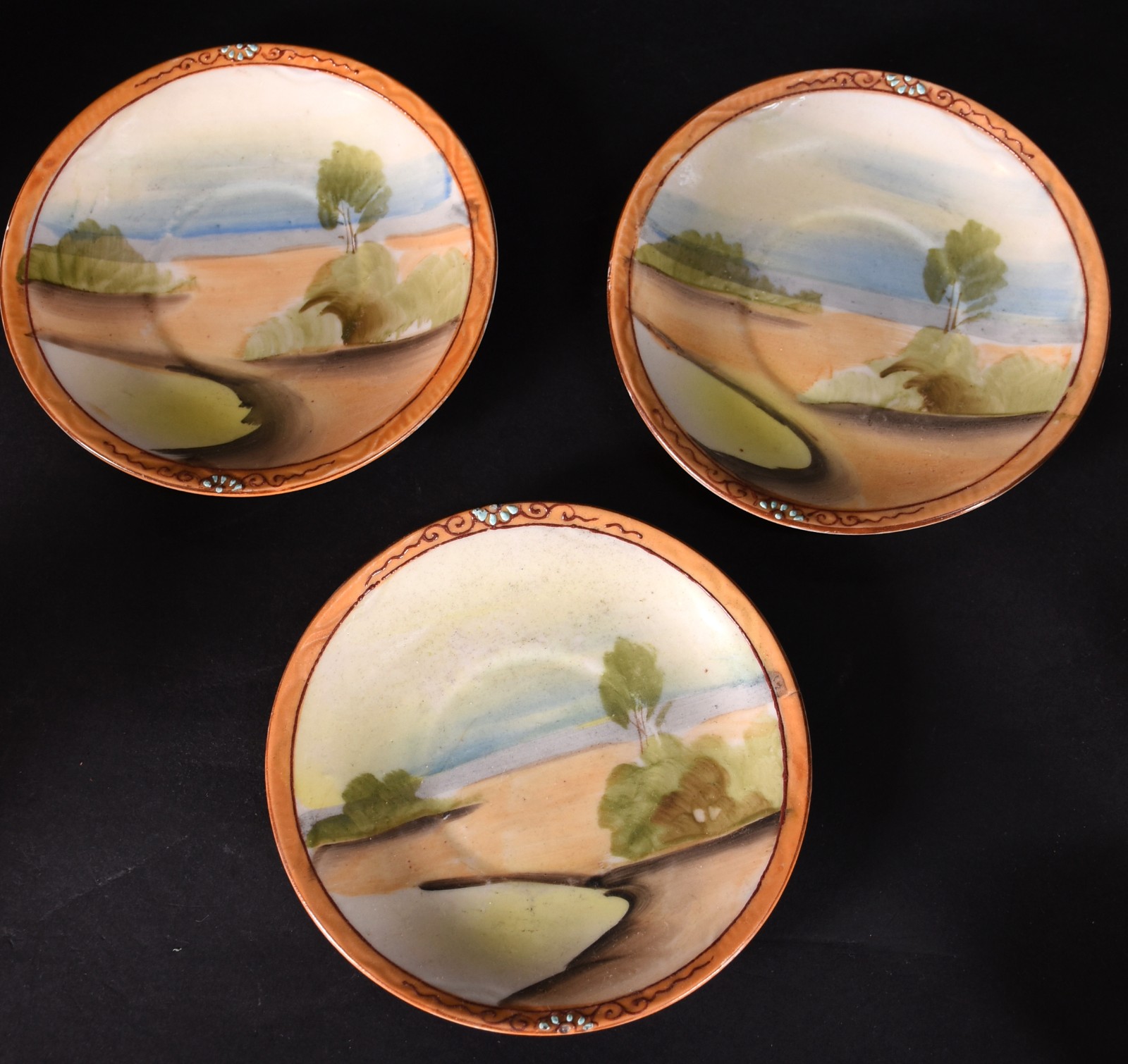 Chocolateira e 5 xícaras com pires de porcelana japonesa decoradas... - foto 3 de 5