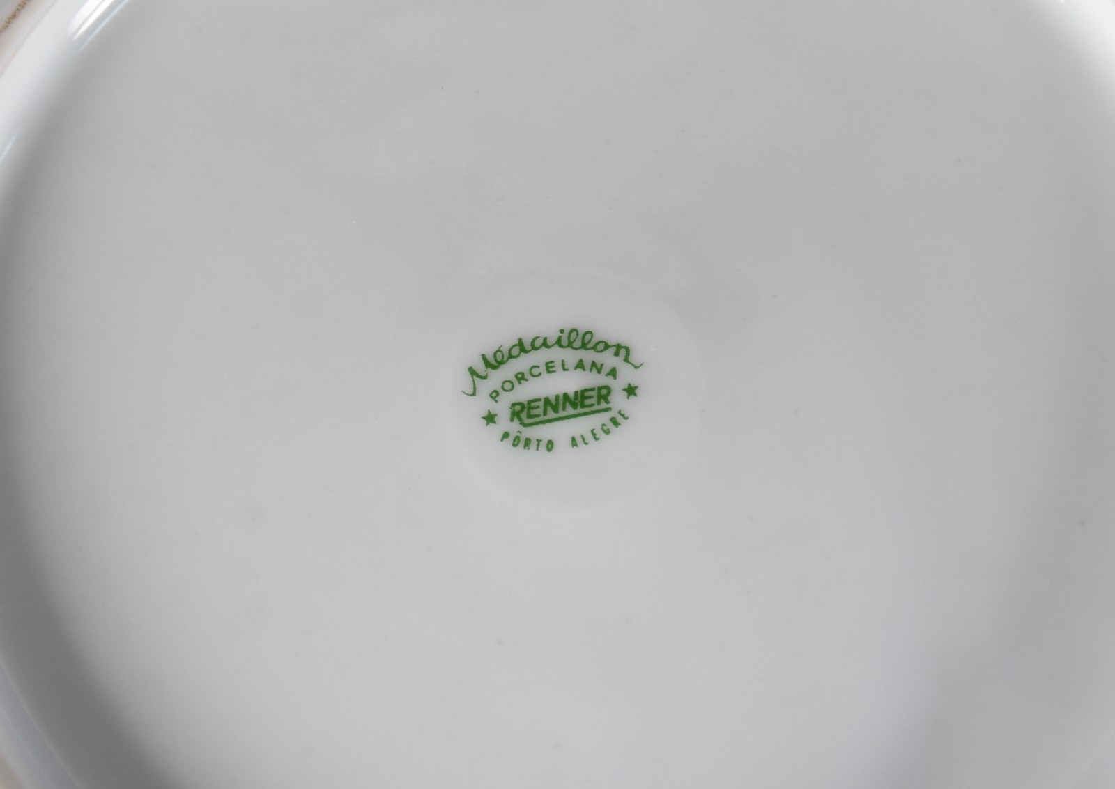Serviço de jantar de porcelana Renner composto de: 26 pratos rasos, 6... - foto 3 de 3