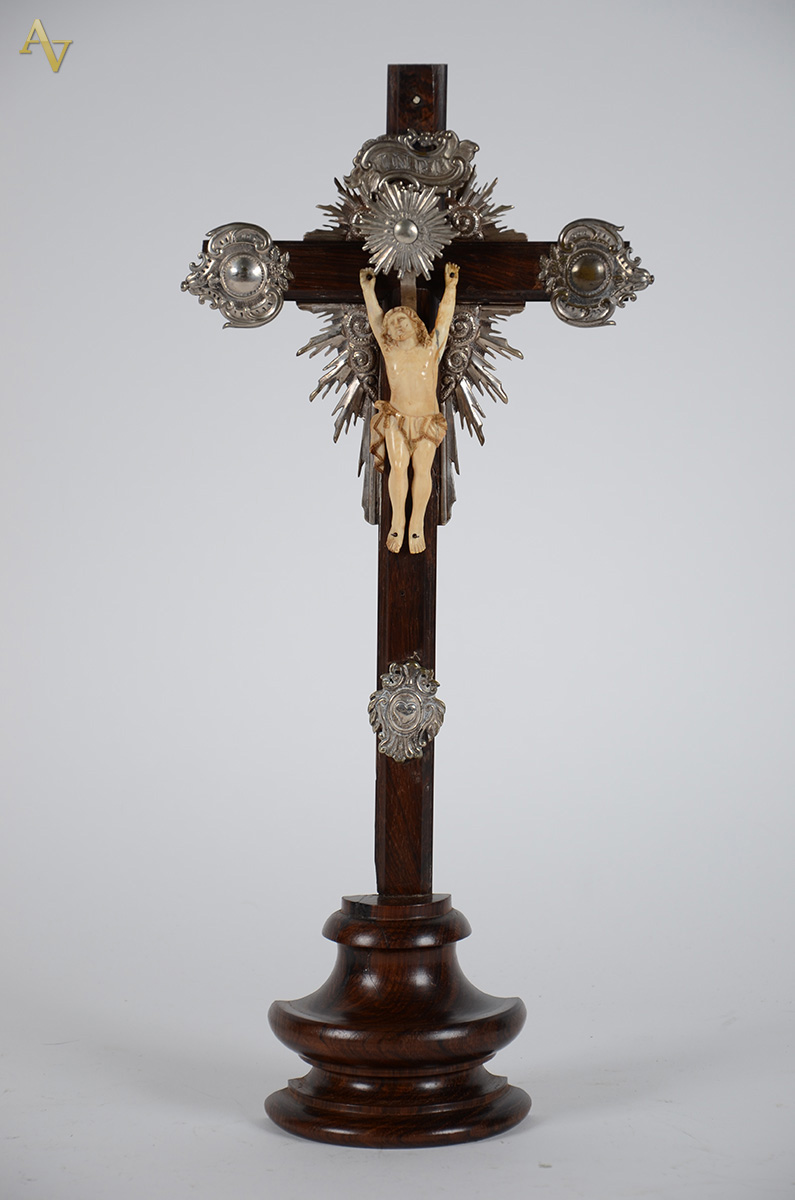 Crucifixo de jacarandá com figura de Cristo ricamente esculpida em... - foto 1 de 2
