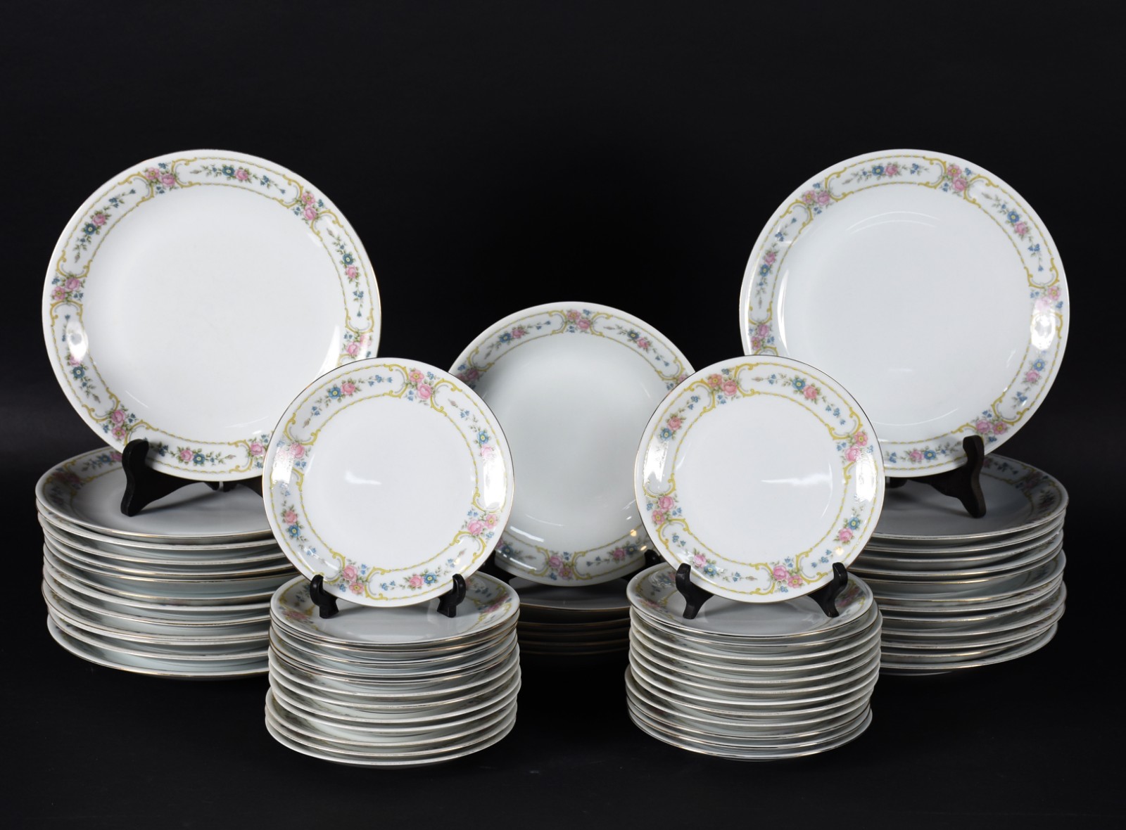 Serviço de jantar de porcelana Renner composto de: 26 pratos rasos, 6... - foto 1 de 3