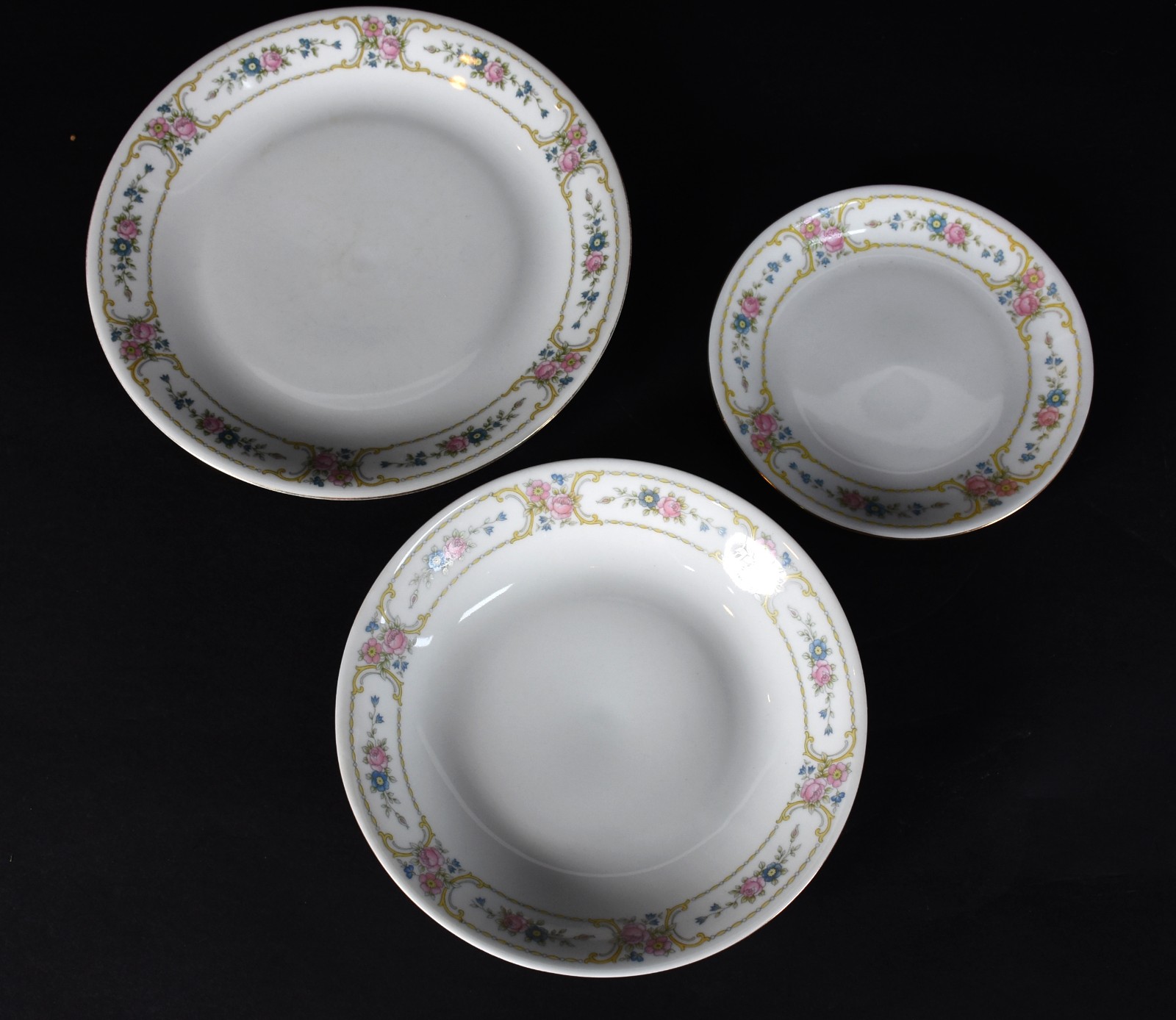 Serviço de jantar de porcelana Renner composto de: 26 pratos rasos, 6... - foto 2 de 3
