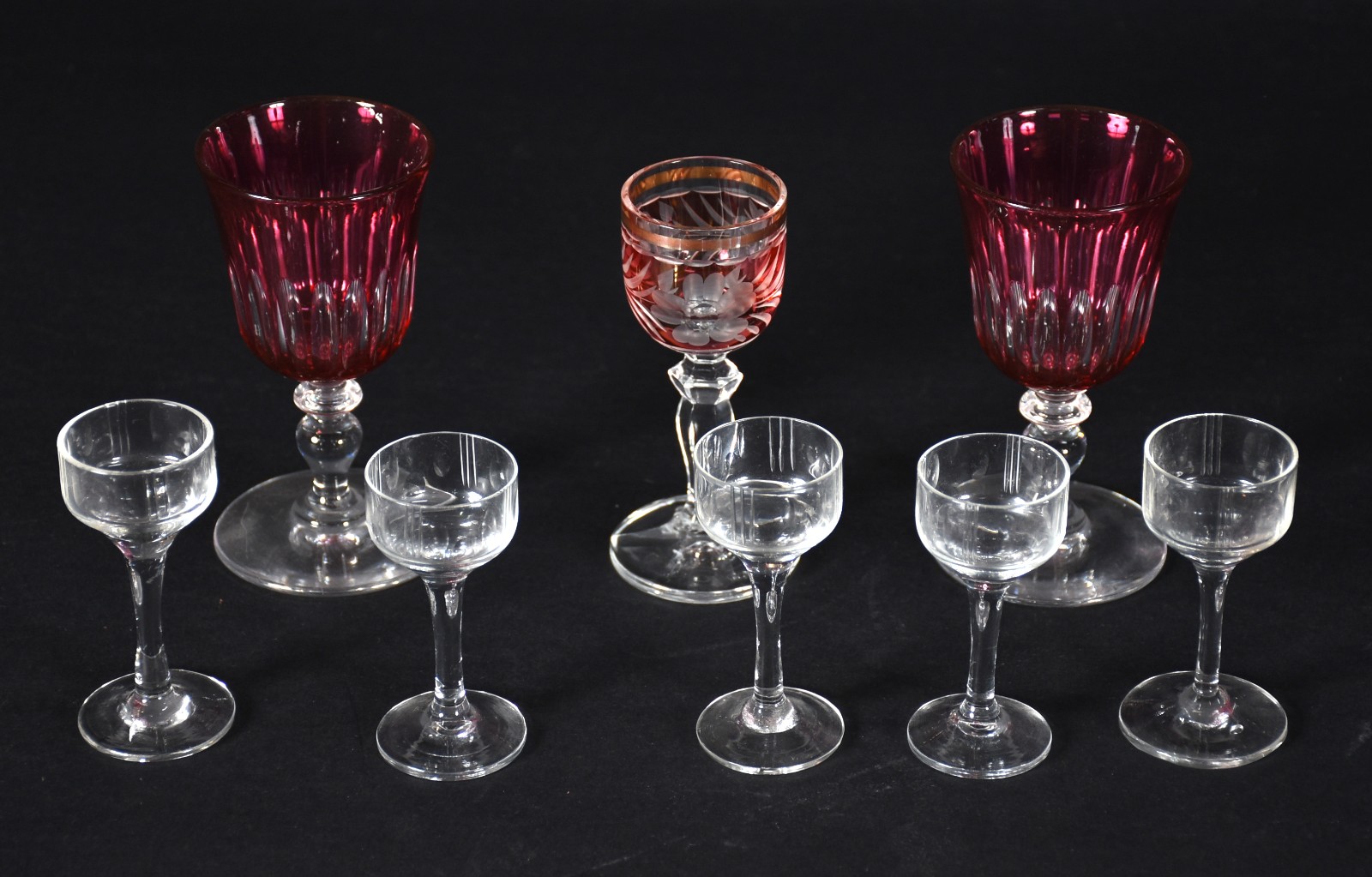 Oito cálices de cristal e vidro para licor em diversos formatos e... - foto 1 de 4