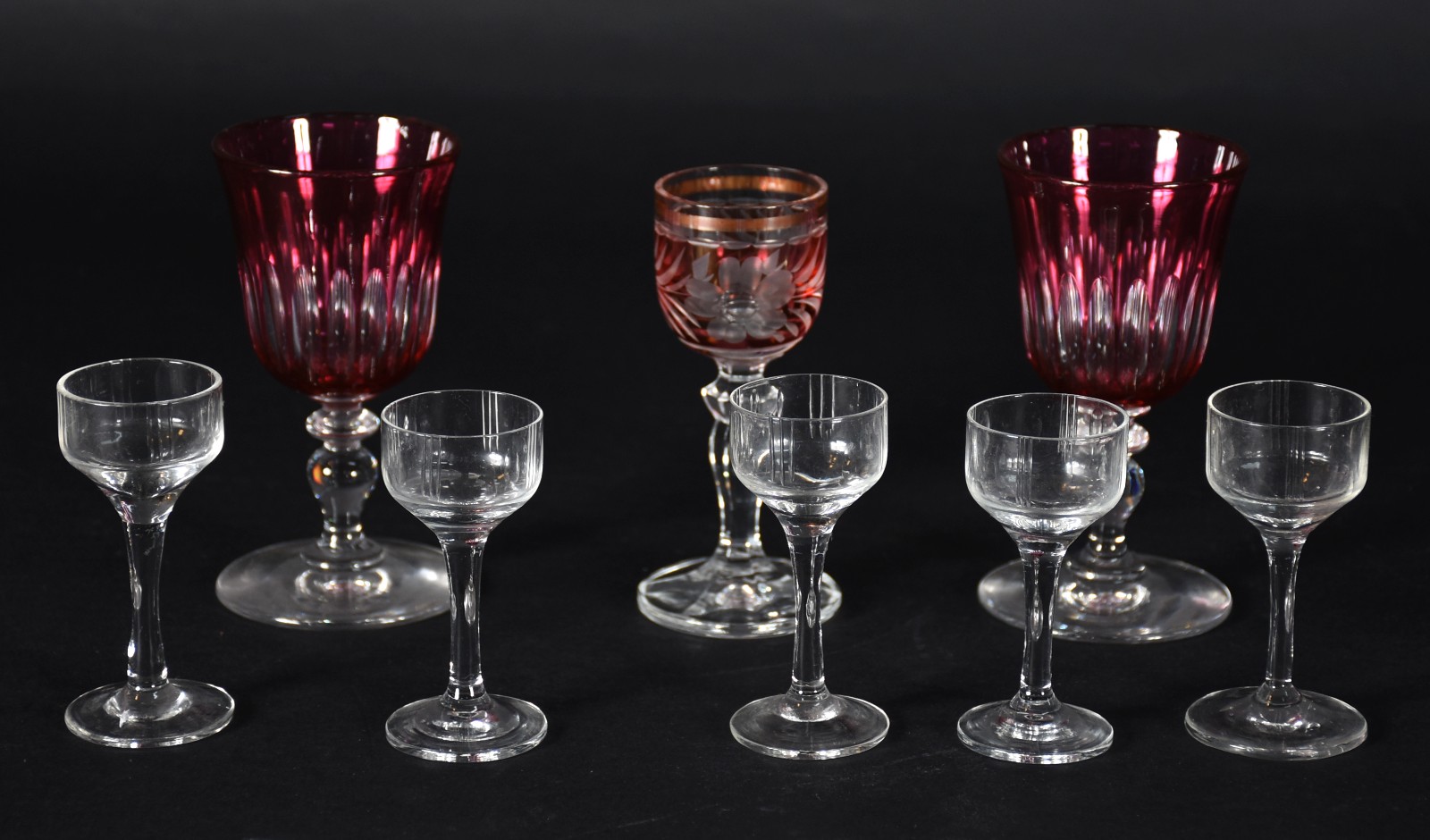 Oito cálices de cristal e vidro para licor em diversos formatos e... - foto 2 de 4